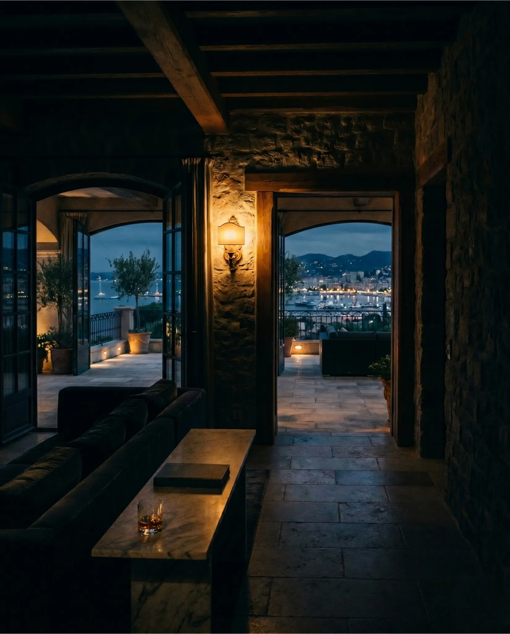 Villa de luxe sur la Côte d'Azur la nuit, environnement d'exception protégé par FOR LIONS SECURITY