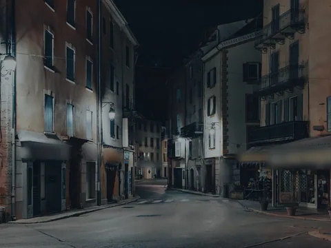 Rue de centre-ville déserte, de nuit