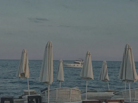 Parasols repliés au bord de la mer, au crépuscule