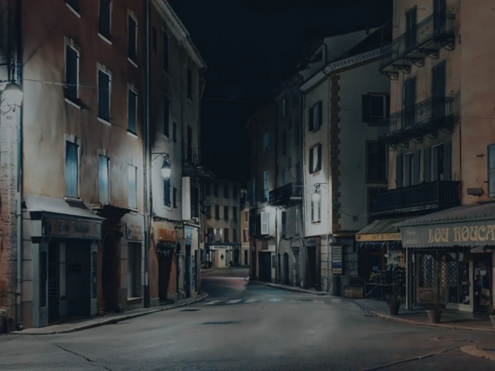 Rue de centre-ville déserte, de nuit