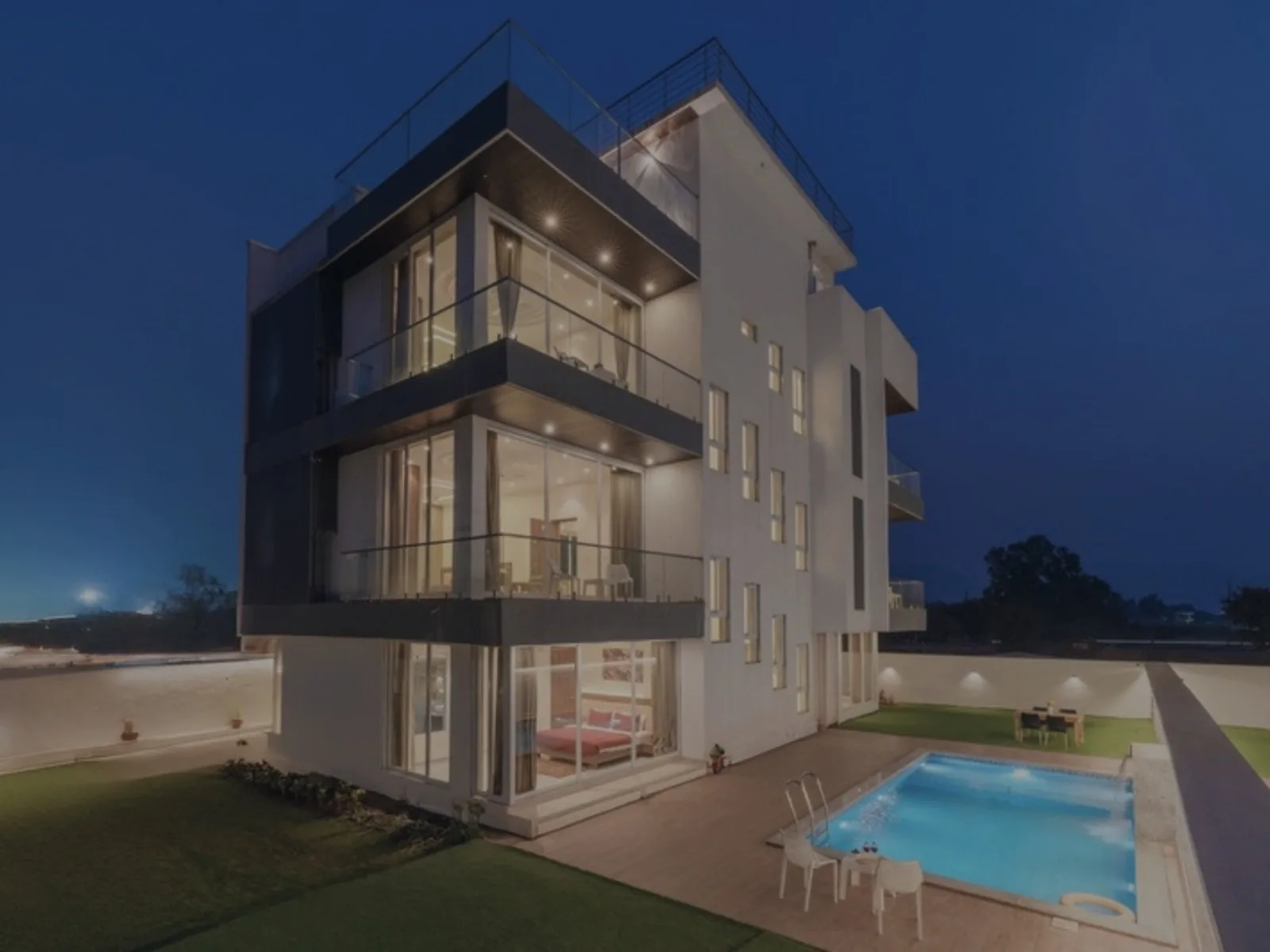 Villa contemporaine éclairée de nuit, avec piscine