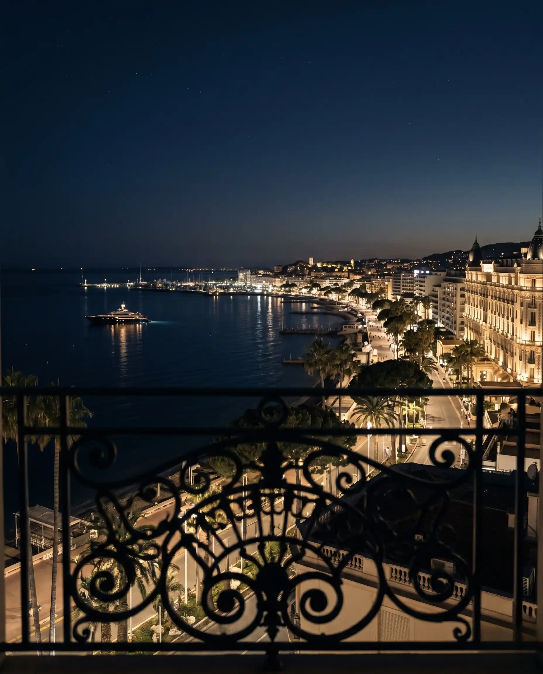 Vue panoramique nocturne de la Croisette à Cannes — territoire d'intervention FOR LIONS SECURITY