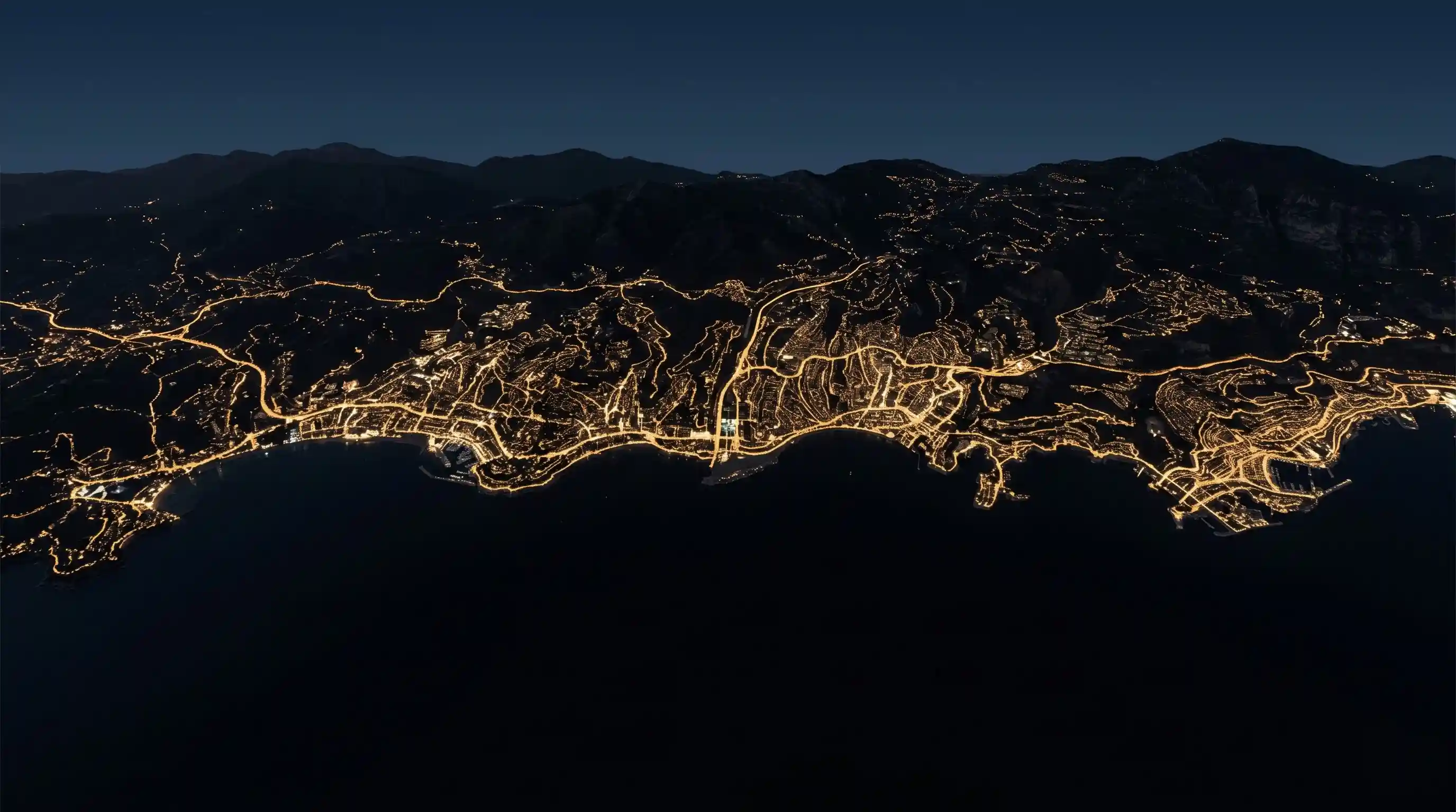 Vue aérienne nocturne du littoral Côte d'Azur — couverture territoriale FOR LIONS SECURITY